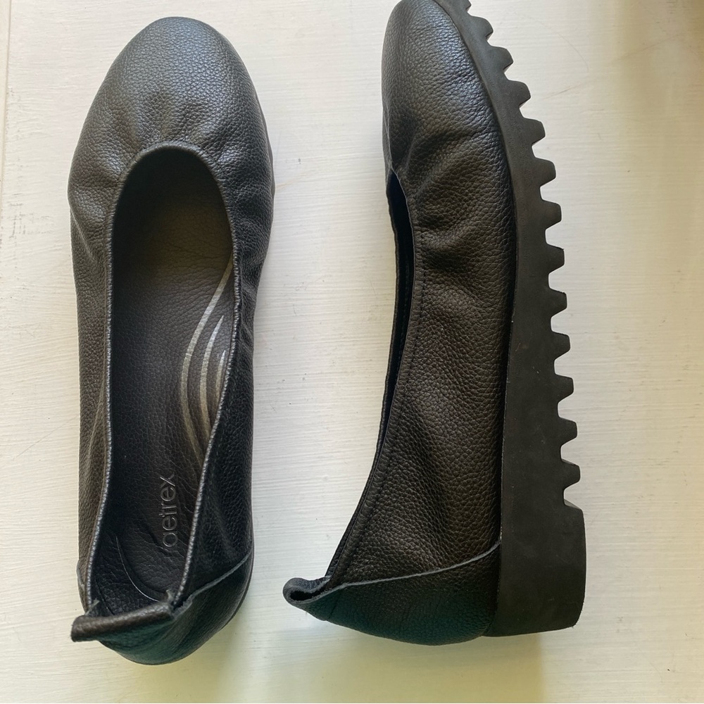 Aetrex Black Women's Flats - Picture 2 of 9